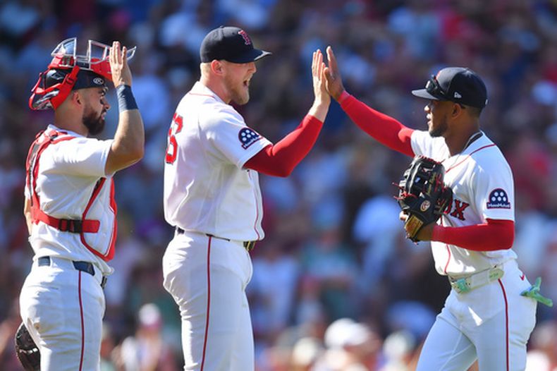 Connor Wong, Ryan Watson y Ceddanne Rafaela de los Medias Rojas de Boston celebran la victoria de su equipo ante los Rays de Tampa Bay el domingo 19 de julio del 2026. (AP Foto/Steven Senne)