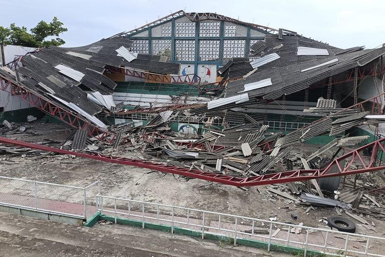 El Coliseo Ricardo Plaza yace en ruinas tras un sismo el viernes 25 de abril de 2025, en Esmeraldas, Ecuador. (AP Foto/Jorge Demera)