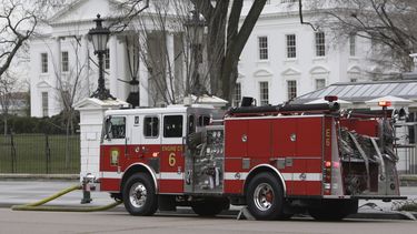 ARCHIVO - Un camión de bomberos se encuentra estacionado afuera de la Casa Blanca, en Washington, el 19 de noviembre de 2007. (AP Foto/Ron Edmonds, archivo)