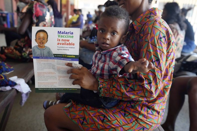ARCHIVO - Una mujer espera a que su hijo reciba la vacuna R21/Matrix-M en el centro de salud Agudama-Epie en Yenagoa, Nigeria, el lunes 9 de diciembre de 2024. (AP Foto/Sunday Alamba, Archivo)