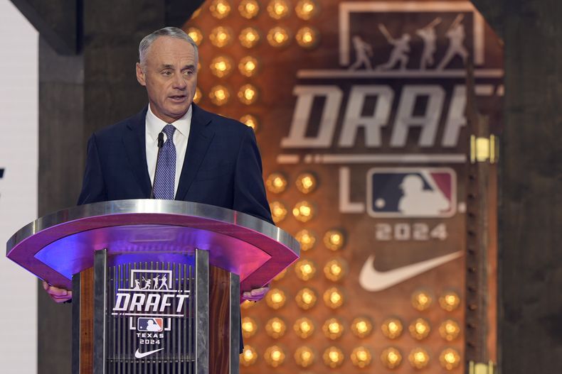Rob Manfred, comisionado de las Grandes Ligas, habla durante el draft en Fort Worth, Texas, el domingo 14 de julio de 2024 (AP Foto/LM Otero)