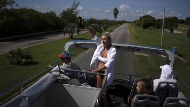 el turismo en cuba se desploma: la isla pierde mas de 300 mil visitantes en solo cinco meses