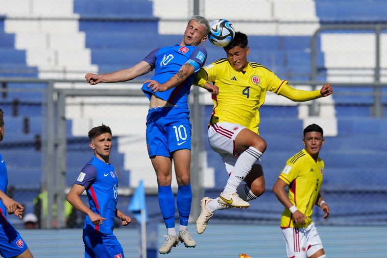 Timotej Jambor de Eslovaquia, a la izquierda, y Fernando Álvarez de Colombia disputan la pelota durante los octavos de final del Mundial Sub20 en el estadio Bicentenario de San Juan, Argentina, miércoles 31 mayo, 2023. (AP Foto/Natacha Pisarenko)