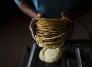 latinoamericanos batallan para comprar alimentos basicos