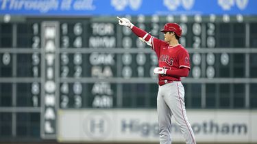 Shohei Ohtani, de los Angelinos de Los Ángeles, celebra después de batear doble productor en contra de los astros de Houston durante la octava entrada del juego de béisbol, el domingo 4 de junio de 2023, en Houston. (AP Foto/David J. Phillip)