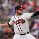 Bryce Elder, lanzador de los Bravos de Atlanta, hace un pitcheo en el primer inning del duelo ante los Marlins de Miami, el miércoles 5 de agosto de 2026 (AP Foto/Mike Stewart)