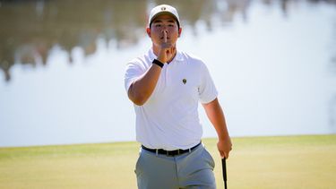 El golfista surcoreano Tom Kim reacciona tras su tiro en el green del hoyo 12 contra el equipo de Estados Unidos durante un partido de la tercera ronda de four-ball en el torneo de la Presidents Cup en el Medinah Country Club, el 26 de septiembre de 2026, en Medinah, Illinois. (Foto AP/Matt Slocum)