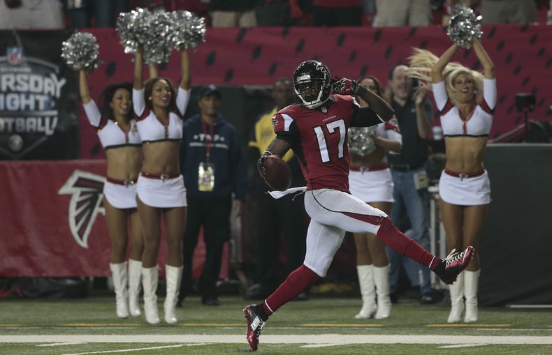 Devin Hester, receptor de los Falcons de Atlanta, devuelve un despeje hasta la zona de anotaci&oacute;n, en el partido del jueves 18 de septiembre de 2014, frente a los Buccaneers de Tampa Bay (AP Foto/John Bazemore)