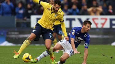 americateve | El volante de Lazio Antonio Candreva, izq., es marcado por el defensor de Sampdoria Daniele Gastaldello durante un encuentro por la Liga Italiana el G&eacute;nova el domingo 24 de noviembre del 2013. Lazio es candidato a avanzar en la Liga Europa. (AP Fot