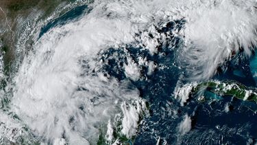 Esta imagen por satélite de la Oficina Nacional de Administración Oceánica y Atmosférica de Estados Unidos (NOAA, por sus siglas en inglés) muestra la depresión tropical 9, que se convirtió en la tormenta Isaías, sobre el golfo de México, el martes 6 de octubre de 2026. (NOAA via AP)