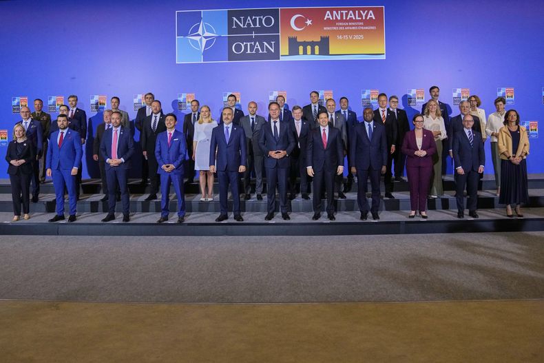 Los ministros de Exteriores de la OTAN posan para una foto de grupo durante una cumbre informal en Antalya, Turquía, el 15 de mayo de 2025. (AP Foto/Khalil Hamra)