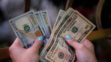 cubanos reaccionan a anuncio del regimen sobre depositos en dolares