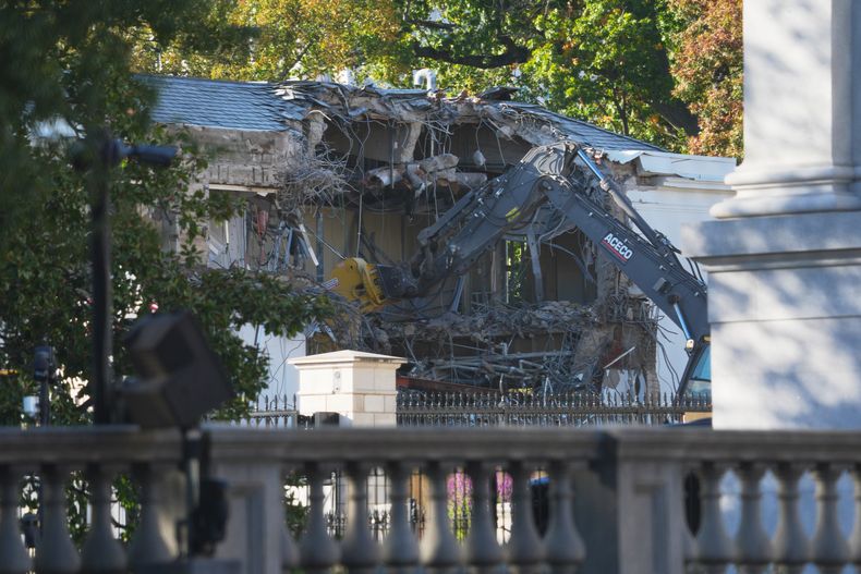 Obreros con maquinaria pesada inician la demolición de una parte del Ala Este de la Casa Blanca, el lunes 20 de octubre de 2025, en Washington, antes de la construcción de un nuevo salón de baile. (AP Foto/Evan Vucci)