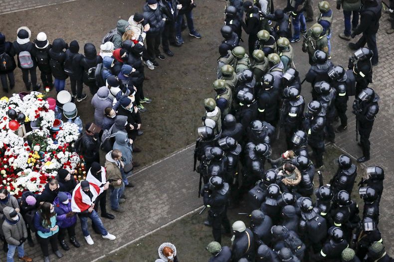 ARCHIVO - Agentes de la policía antidisturbios de Bielorrusia bloquean el paso a manifestantes congregados el 15 de noviembre de 2020 para rendir homenaje a Raman Bandarenka, de 31 años, que murió en un hospital de Minsk tras varias horas de cirugía por graves heridas que sufrió durante una protesta contra los resultados de las elecciones presidenciales. (AP Foto, Archivo)