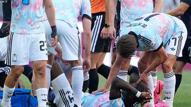 Amadou Onana, de Bélgica, se lamenta, tendido en el césped, tras romperse un ligamento de la rodilla en el encuentro ante Estados Unidos, el lunes 6 de julio de 2026, en un partido mundialista en Seattle (AP Foto/Lindsey Wasson)