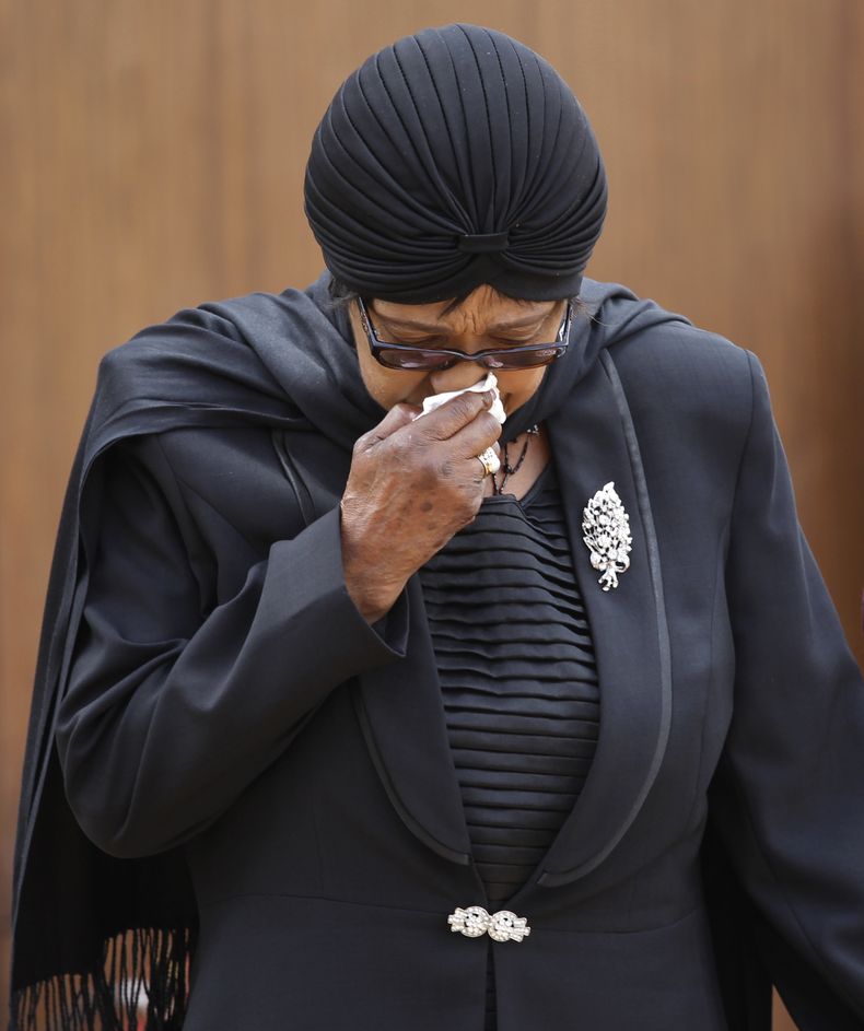 Winnie Madikizela-Mandela, exesposa de Nelson Mandela, parte despu&eacute;s de darle el &uacute;ltimo adi&oacute;s al ex presidente sudafricano Nelson Mandela el mi&eacute;rcoles 11 de diciembre de 2013 en Pretoria, Sud&aacute;frica. (Foto AP/Marco Longar
