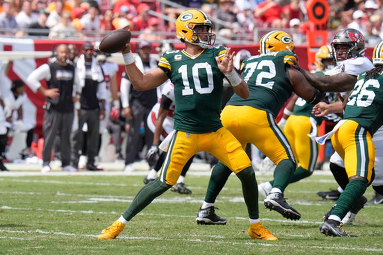 El quarterback de los Packers de Green Bay Jordan Love lanza un pase durante el encuentro ante los Buccaneers de Tampa Bay el domingo 4 de octubre del 2026. (AP Foto/Chris OMeara)