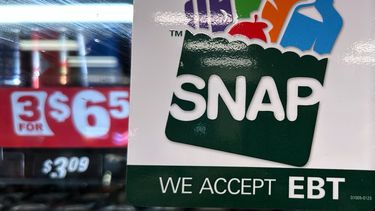 Un letrero avisando que una tienda acepta cupones para ayuda alimentaria en Riverwoods, Illinois, el 1 de noviembre del 2025. (AP foto/Nam Y. Huh)