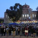 Manifestantes propalestinos entrelazan los brazos en el campus de UCLA el miércoles 1 de mayo de 2024 en Los Ángeles. (AP Foto/Jae C. Hong)