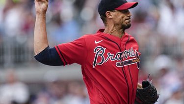 Charlie Morton, abridor de los Bravos de Atlanta, hace un lanzamiento en el juego ante los Medias Blancas de Chicago, el viernes 14 de julio de 2023 (AP Foto/John Bazemore)
