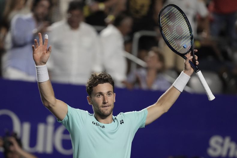 El noruego Casper Ruud celebra tras derrotar al danés Holger Rune durante una de las semifinales del Abierto Mexicano de Tenis en Acapulco, el viernes 1 de marzo de 2024 (AP Foto/Eduardo Verdugo)