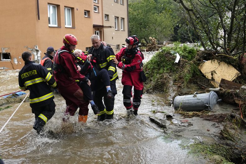 En esta imagen de archivo, una residente es evacuada de su casa inundada en Jesenik, República Checa, el 15 de septiembre de 2024. (AP Foto/Petr David Josek, archivo)