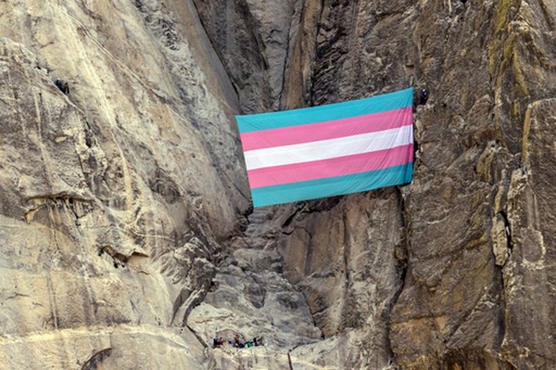 La bandera de orgullo trans en el Parque Nacional Yosemite, California, el 20 de mayo del 2025. (Carlos Avila Gonzalez/San Francisco Chronicle via AP)
