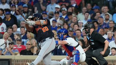 Hao-Yu Lee (50), de los Tigres de Detroit, conecta un jonrón de tres carreras contra los Cachorros de Chicago durante la cuarta entrada del juego de béisbol de Grandes Ligas del miércoles 22 de julio de 2022, en Chicago. (AP Foto/David Banks)