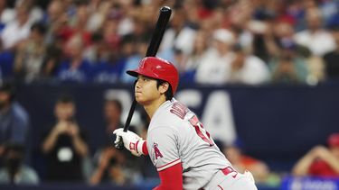 El japonés Shohei Ohtani, de los Angelinos de Los Ángeles, batea un sencillo en el encuentro del viernes 28 de julio de 2023, ante los Azulejos de Toronto (Nathan Denette/The Canadian Press via AP)