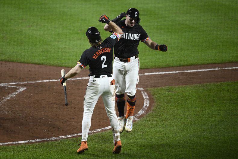 James McCann (derecha), de los Orioles de Baltimore, festeja con su compañero Gunnar Henderson, luego de conectar un jonrón ante los Tigres de Detroit, el viernes 20 de septiembre de 2024 (AP Foto/Nick Wass)