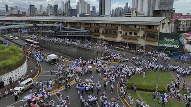 Estudiantes y profesores protestan contra la decisión del gobierno de firmar un memorando de entendimiento sobre cooperación en seguridad con Estados Unidos que consideran viola la soberanía de su nación en la Ciudad de Panamá, el martes 6 de mayo de 2025. (AP Foto/Matías Delacroix)