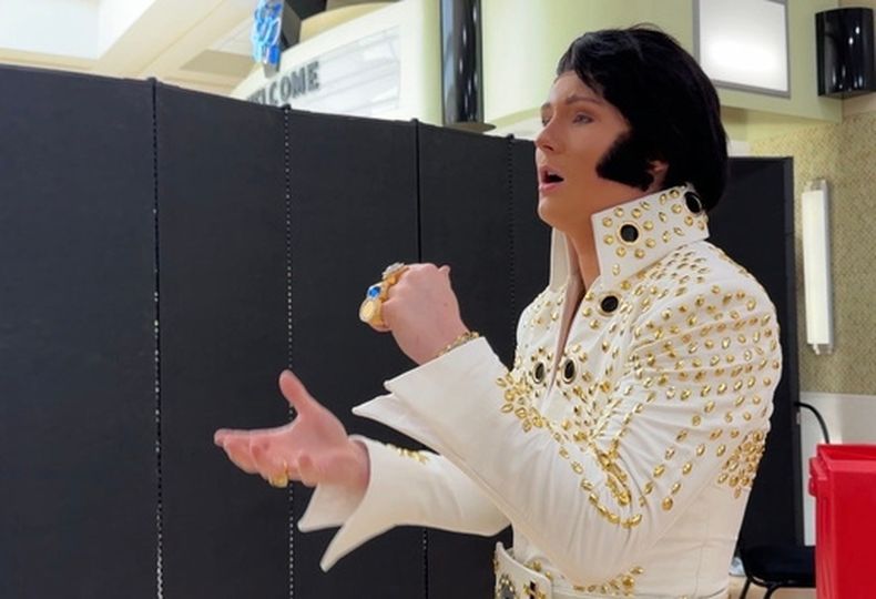 Tucker Gladden, de 17 años, antes de subirse al escenario en el concurso de artistas tributo de Elvis Presley en Tupelo, Mississippi, el 4 de junio del 2026. (AP foto/Sophie Bates)