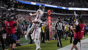 El receptor de los Falcons de Atlanta Drake London celebra su touchdown con el guard Chris Lindstrom en el encuentro ante los Eagles de Filadelfia el lunes 16 de septiembre del 2024. (AP Foto/Matt Rourke)