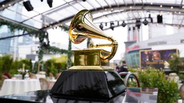 ARCHIVO - Un premio Grammy decorativo se exhibe antes del inicio de la 63.ª entrega anual de los premios Grammy en Los Ángeles el 14 de marzo de 2021. (Foto AP/Chris Pizzello, archivo)