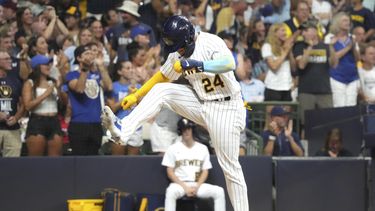 El venezolano William Contreras, de los Cerveceros de Milwaukee, anota en un jonrón del dominicano Carlos Santana, en el juego del sábado 2 de septiembre de 2023, ante los Filis de Filadelfia (AP Foto/Kayla Wolf)