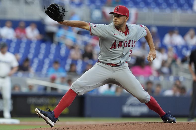 El abridor de los Angelinos de Los Ángeles Tyler Anderson lanza en la primera entrada del juego ante los Marlins de Miami el martes 2 de abril del 2024. (AP Foto/Marta Lavandier)