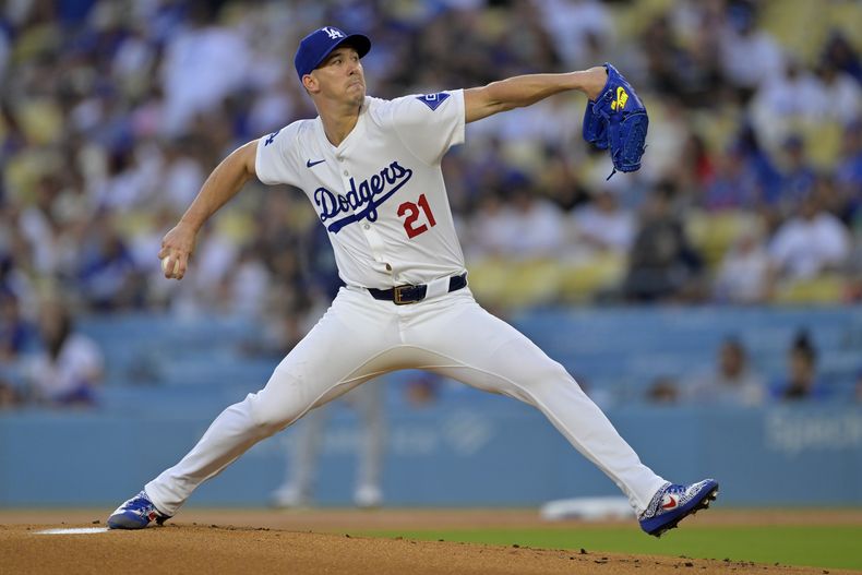 ARCHIVO - Walker Buehler de los Dodgers de Los Ángeles lanza ante los Marineros de Seattle, el 20 de agosto de 2024, en Los Ángeles. (AP Foto/Jayne-Kamin-Oncea)