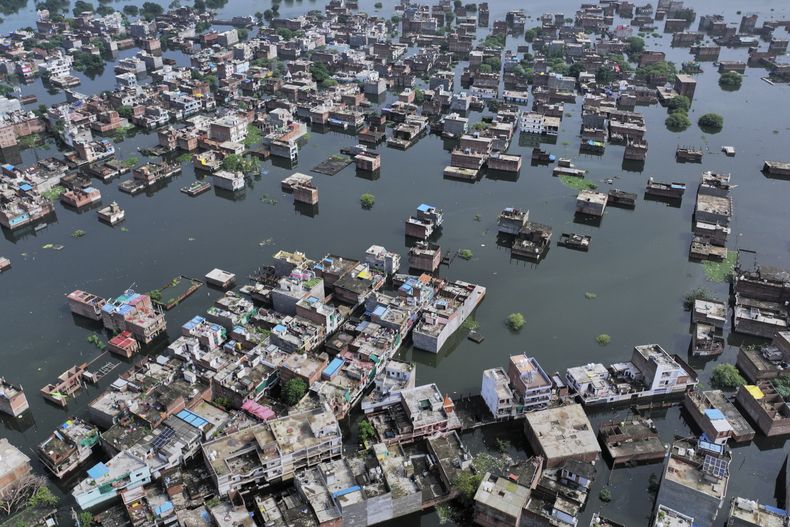 Las inundaciones a orillas del río Ganga en Prayagraj, India, el 5 de agosto del 2025. (AP foto/Rajesh Kumar Singh)