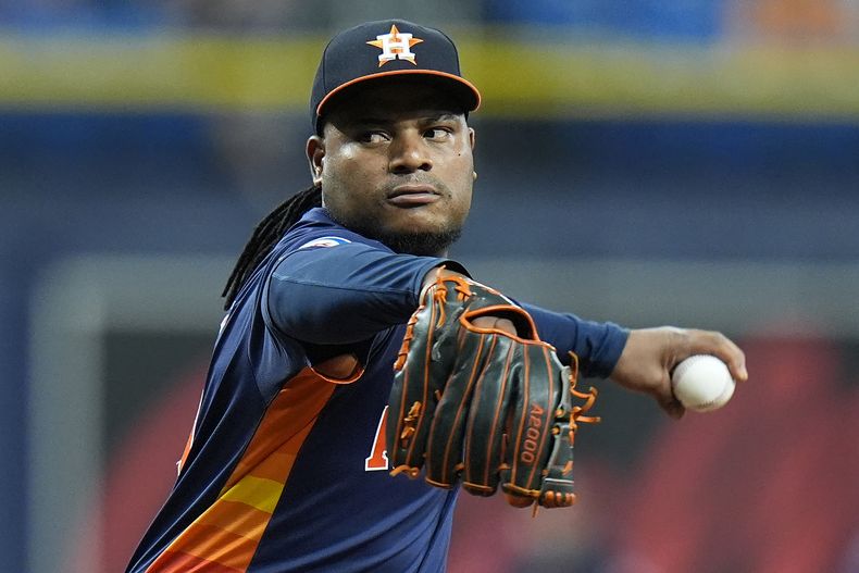 Framber Valdez, de los Astros de Houston, se prepara para lanzar frente a un bateador de los Rays de Tampa Bay durante la primera entrada del juego de béisbol del lunes 12 de agosto de 2024, en San Petersburgo, Florida. (AP Foto/Chris OMeara)