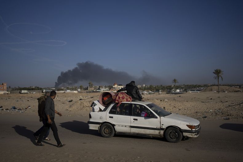 Palestinos que huyeron de la ofensiva terrestre israelí en Jan Yunis y de la campaña aérea en la Franja de Gaza, llegan a Rafah, en el extremo sur del enclave, el 22 de enero de 2024. (AP Foto/Fatima Shbair).