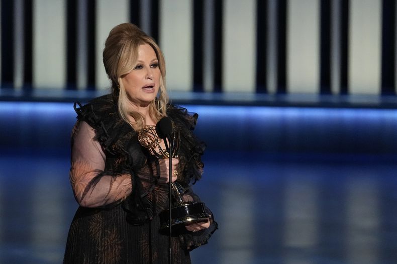 Jennifer Coolidge recibe el premio a mejor actriz de reparto en una serie de drama por The White Lotus en la 75ª edición de los Premios Emmy el lunes 15 de enero de 2024 en el Peacock Theatre de Los Ángeles. (Foto AP/Chris Pizzello)