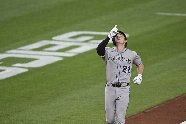 Mickey Moniak, de los Rockies de Colorado, celebra mientras corre las bases después de batear un jonrón frente al lanzador de los Orioles de Baltimore, Dean Kremer, durante la tercera entrada del juego de béisbol de Grandes Ligas, en Baltimore, el viernes 25 de julio de 2025. (AP Foto/Terrance Williams)