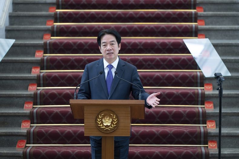 ARCHIVO - En esta imagen publicada por la Oficina Presidencial de Taiwán, el presidente de Taiwán, Lai Ching-te, habla en una conferencia de prensa tras una reunión de seguridad sobre los aranceles de Donald Trump sobre sus socios comerciales y los semiconductores, en la oficina presidencial en Taipéi, el viernes 14 de febrero de 2025. (Oficina Presidencial de Taiwán via AP, Archivo)