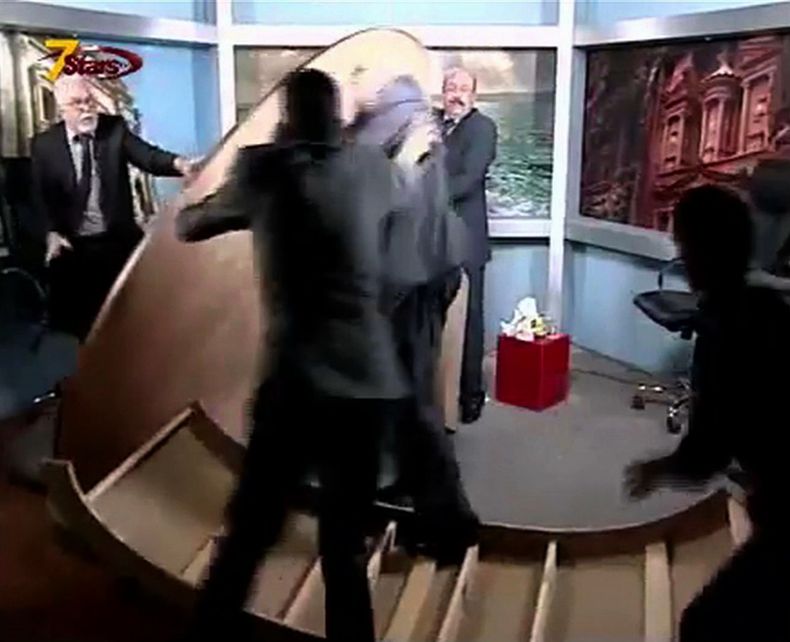 Imagen del martes 6 de mayo de 2014 tomada de un video proporcionado por Seven Stars Television muestra un altercado entre los periodistas jordanos Mohammad al-Jayousi, izquierda, y Shaker al-Johari, centro _el cual fue transmitido en vivo_ debido a un de
