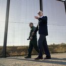 ARCHIVO - El presidente Joe Biden recorre una franja de la frontera de Estados Unidos con México en El Paso, Texas, el 8 de enero de 2023. (AP Foto/Andrew Harnik, Archivo)