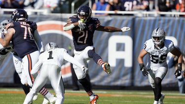 DOnta Foreman (21) runningback de los Bears de Chiago trata de superar al safety Marcus Epps (1) de Las Vega Raiders, en la 2da mitad del juego de la NFL, en Chicago, el domingo 22 de octubre de 2023. (AP Foto/Charles Rex Arbogast)