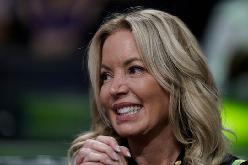 ARCHIVO - Foto del 12 de octubre del 2022, la dueña de los Lakers de Los Ángeles Jeannie Buss en el encuentro de pretemporada ante los Timberwolves de Minnesota. (AP Foto/Jae C. Hong, Archivo)