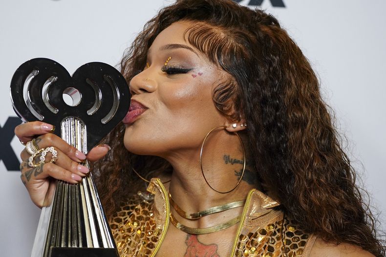 GloRilla, ganadora del premio de artista del año hip hop, posa en la sala de prensa durante los iHeartRadio Music Awards, el lunes 17 de marzo de 2025, en el Teatro Dolby de Los Ángeles. (Foto Jordan Strauss/Invision/AP)