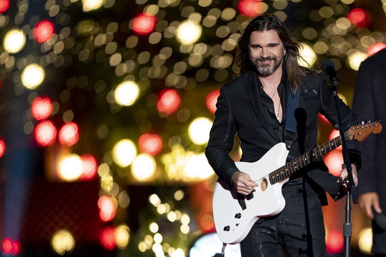 ARCHIVO - Juanes se presenta mientras el presidente Joe Biden y la primera dama Jill Biden asisten a la ceremonia de encendido del Arbol Nacional de Navidad en The Ellipse cerca de la Casa Blanca el 2 de diciembre de 2021, en Washington. Juanes lanzó su álbum Vida cotidiana el 18 de mayo de 2023. (Foto AP/Andrew Harnik)