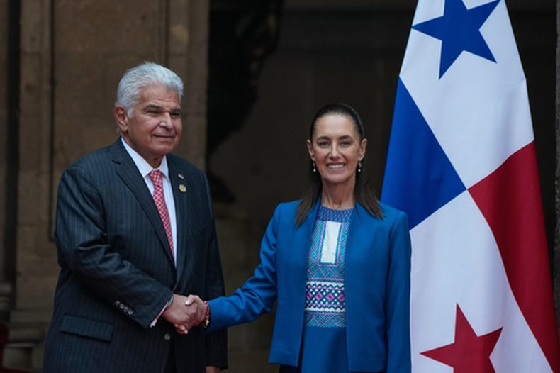 La presidenta mexicana Claudia Sheinbaum, a la derecha, estrecha la mano del presidente de Panamá, José Raúl Mulino, en el Palacio Nacional de la Ciudad de México, el miércoles 15 de julio de 2026. (Foto AP/Fernando Llano)